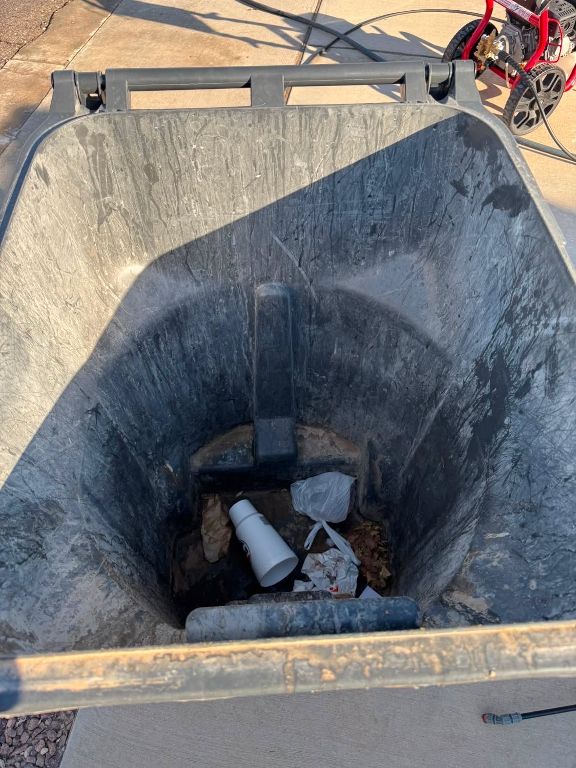 Dirty bin before cleaning